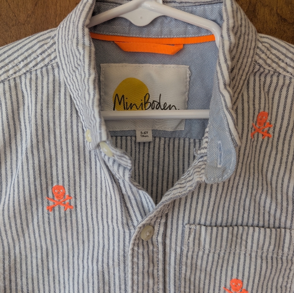 ☠️ Mini Boden Pinstriped Shirt with Embroidered Orange Skull Accents 5-6y - Picture 2 of 5